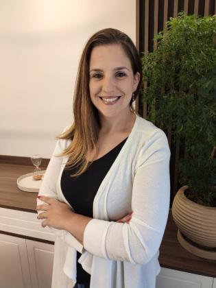 Verônica Stasiak Bednarzcuk é mestranda em Ciências Farmacêuticas com ênfase em Avaliação de Tecnologias da Saúde pela UFPR; psicóloga; fundadora e diretora executiva do Unidos pela Vida - Instituto Brasileiro de Atenção à Fibrose Cística. 