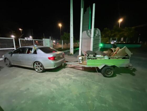 Casal proprietário da loja de piscinas retirando móveis e produtos na noite da última sexta-feira, dia 16 de setembro