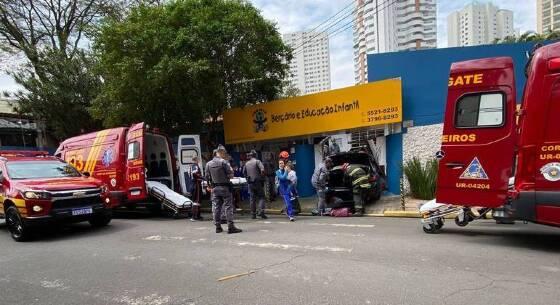 Carro desgovernado invadiu um colégio infantil na rua Molière, no bairro Vila Sofia