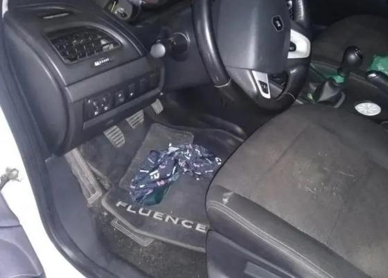 Imagem mostra cueca no assoalho do carro, no lado do motorista 