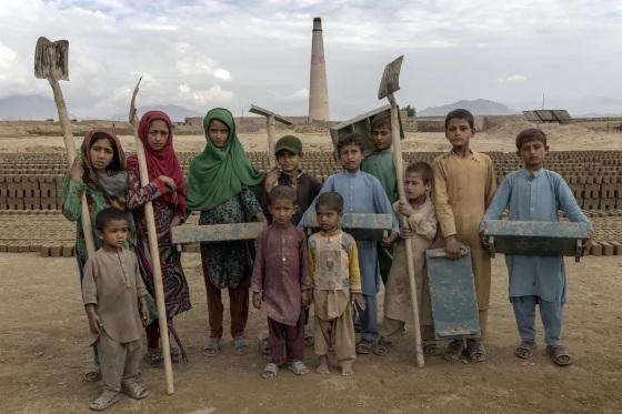 Crianças desde os três anos trabalham em fábrica de tijolos perto de Cabul, no Afeganistão