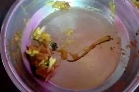 Ele pediu um curry feito de leguminosas e arroz, mas notou a presença de um elemento diferente no prato.