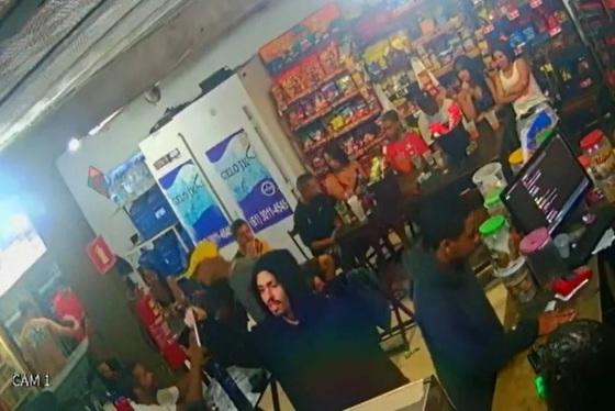 Câmeras de segurança do estabelecimento captaram o momento do homicídio