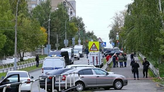 26.set.22 - Polícia e serviços de emergência em escola invadida por homem armado em Izhevsk, na Rússia