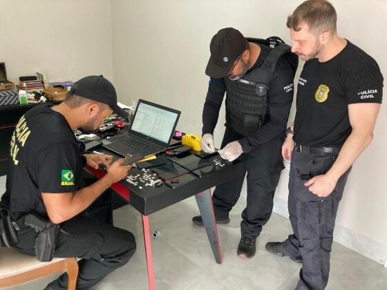 Policiais realizam operação contra alvos que pulverizavam conteúdos falsos relacionados ao período eleitoral.