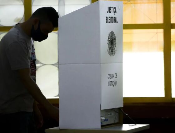 Ausência pode ser justificada pelo e-Título, pela internet ou presencialmente; cada turno exige uma justificativa específica.
