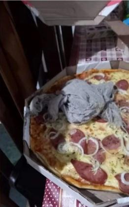 Cliente expôs em uma rede social ter recebido pizza com pano de chão dentro da embalagem