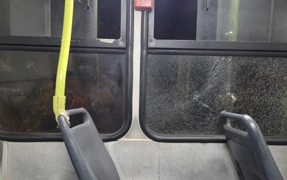Passageiro atira na janela de ônibus após motorista não parar no ponto que ele queria descer, em Aparecida de Goiânia, Goiás