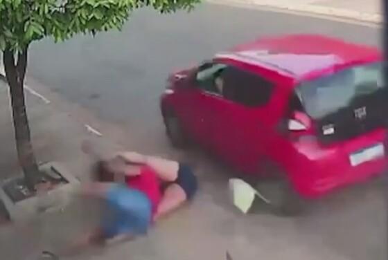 As imagens mostram momento em que o casal, de moto, é atropelado