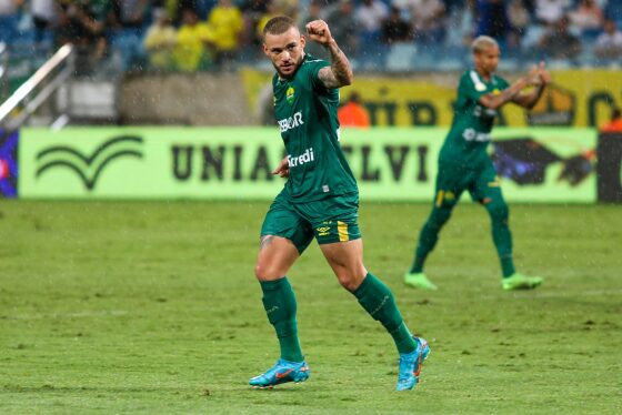 Dourado permanece na zona da degola.