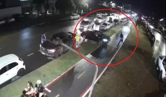 Motorista tentou atropelar pedestres em canteiro