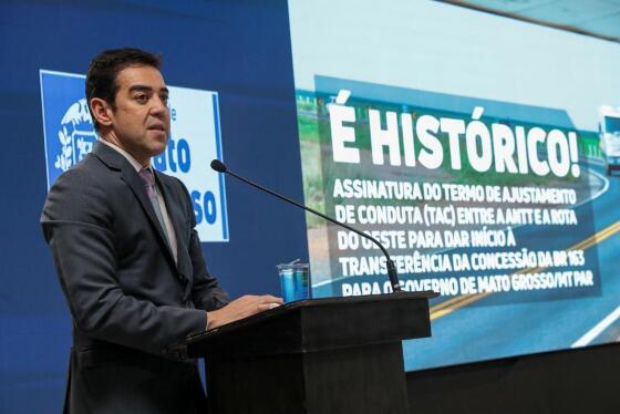 Governador Mauro Mendes, ministro da Infraestrutura, Marcelo Sampaio, presidente em exercício do Tribunal de Contas da União (TCU), Bruno Dantas, assinam TAC com a ANTT e Rota do Oeste para transferência da concessão da BR-163