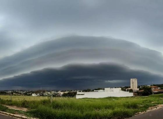 Fotógrafa registra shelf cloud no Paraná
