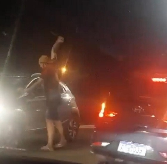 Homem teve ataque de fúria e partiu para cima do motorista do carro em que ele havia batido.