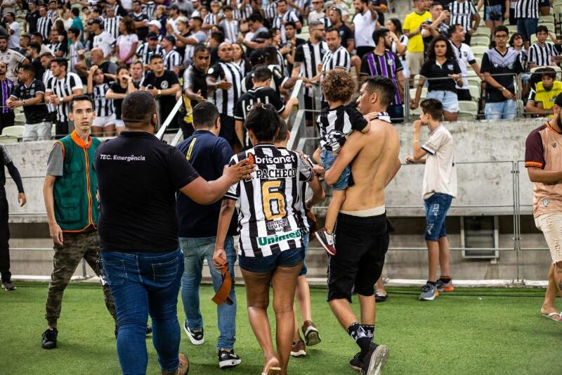 torcida invade campo