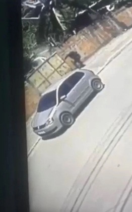  O agente tentava entrar em um terreno onde criminosos estariam escondidos. 