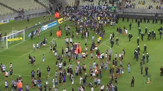 Torcida do Ceará invadiu campo