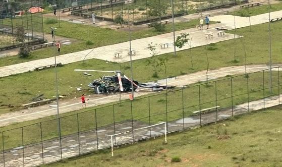 Segundo o Corpo de Bombeiros, dois homens que estavam na aeronave foram socorridos com vida e conscientes, e recebem atendimento médico.