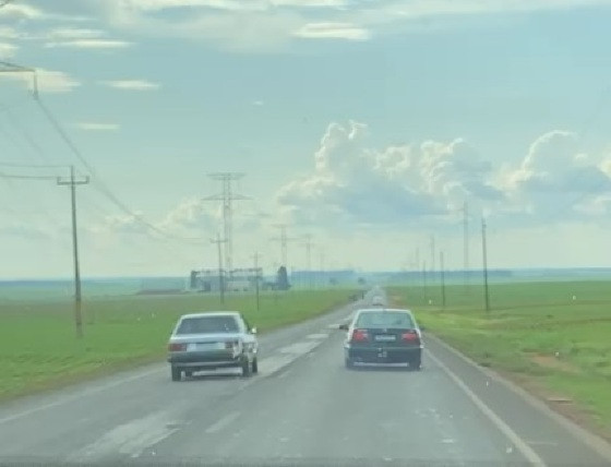 Vídeos registrados por motoristas flagram dois carros realizando um “racha” na MT-249, em Nova Mutum