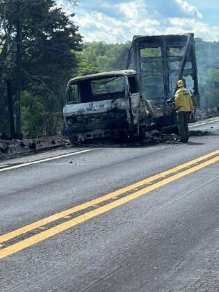 Condutor deixou o veículo antes que o fogo se alastrasse
