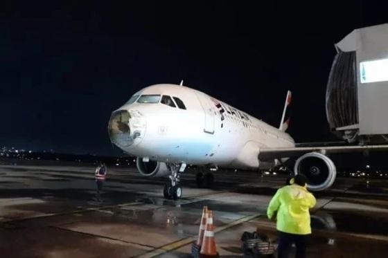  A aeronave fez um pouso não programado em Foz do Iguaçu, no Paraná.