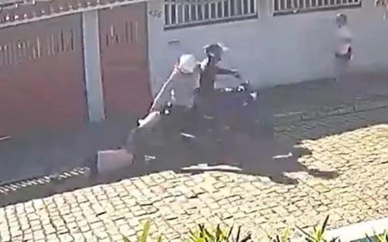 Idosa é arrastada por criminosos que tentaram roubar a bolsa da mulher em Barra de São João, distrito de Casimiro de Abreu