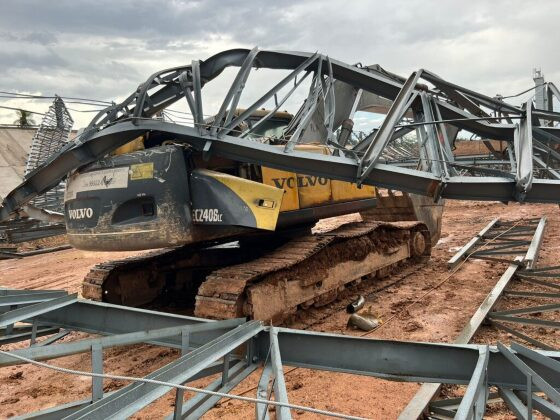 Imagens mostram os destroços e pilhas de ferro retorcido. Também é possível ver grande estruturas no chão.