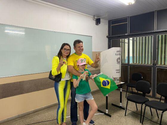 Mauro foi acompanhado da primeira-dama e da filha para votar