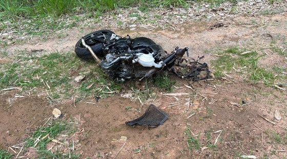 Moto foi arremessada para fora da pista.