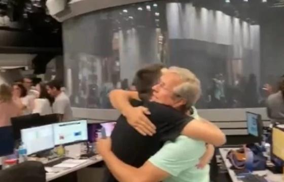 Jornalistas da Globo se abraçam após vitória de Lula
