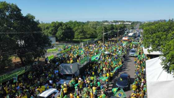 Manifestantes se reúnem em frente à 13ª Brigada do Exército em Cuiabá