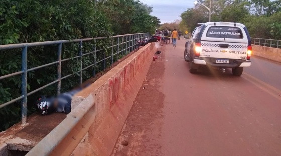 Motoqueiro foi arremessado para fora da pista e morreu na hora.