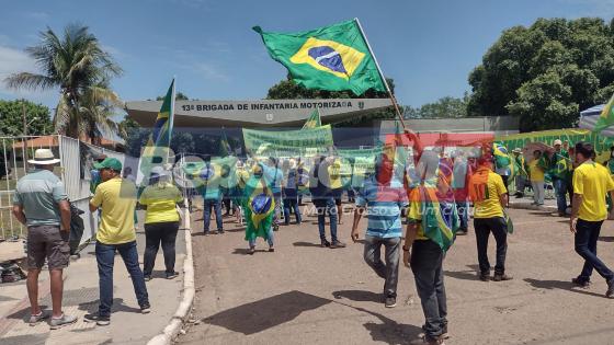 Manifestantes protestam em frente à 13ª Brigada, em Cuiabá