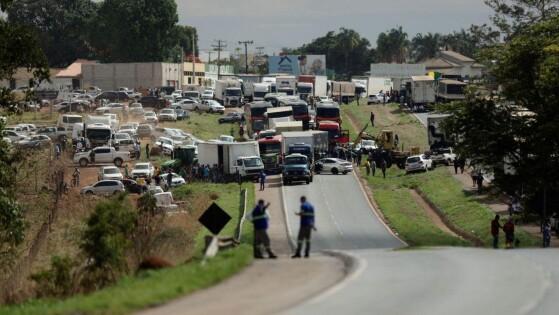 Caminhoneiros contra o resultado das eleições bloquearam as rodovias do país. 