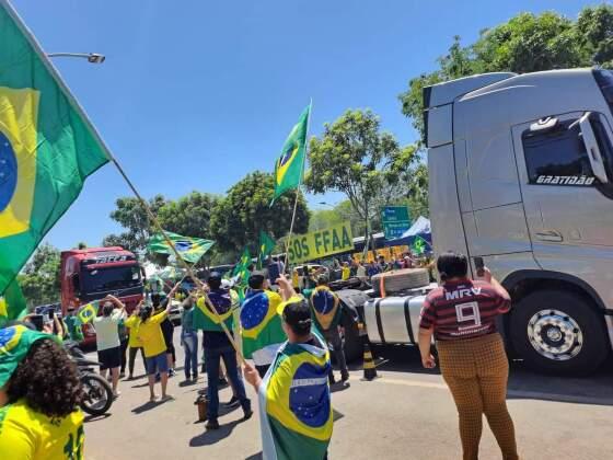 Empresários paralisam atividades em apoio à manifestações.