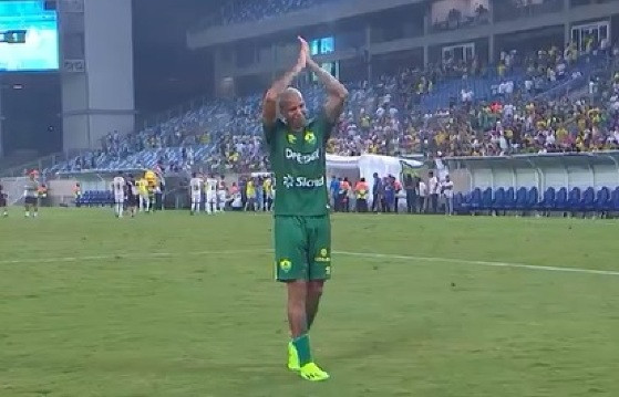 Torcida canta na Arena Pantanal: "Eô eô, o Deyvinho é um terror"