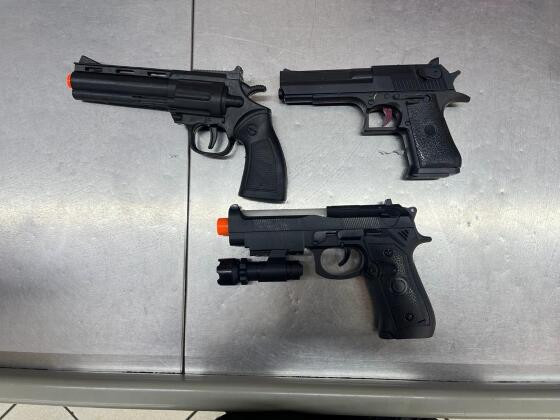 Quarenta e seis armas de brinquedo foram apreendidas nesta segunda-feira (07), na Capital.