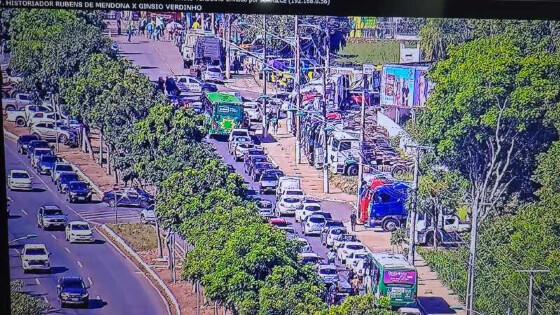 A Polícia Militar está no local e faz o controle da interdição. 