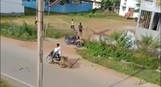 Motociclista sendo atacado por um leopardo