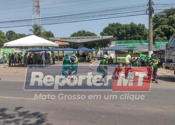 Manifestantes continuam acampados na porta da 13ª Brigada, em Cuiabá.