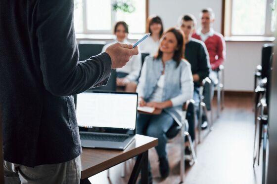 As aulas ocorrem de 16 a 23 de novembro.