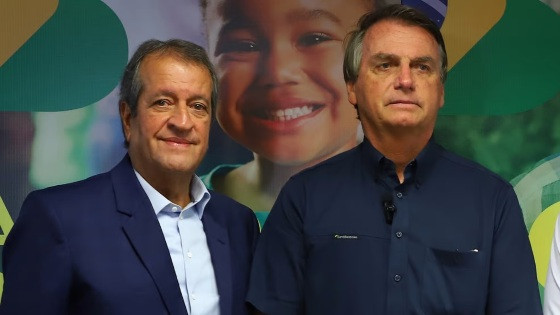 Valdemar Costa Neto ao lado do presidente Jair Bolsonaro