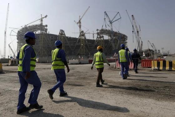 Operários caminham até o Estádio Lusail, um dos estádios da Copa do Mundo de 2022 no Catar, em foto de 2019