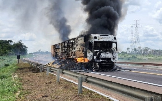 Caminhões foram incendiados em plena rodovia