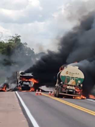 Caminhões estavam parados na pista quando incêndio começou.