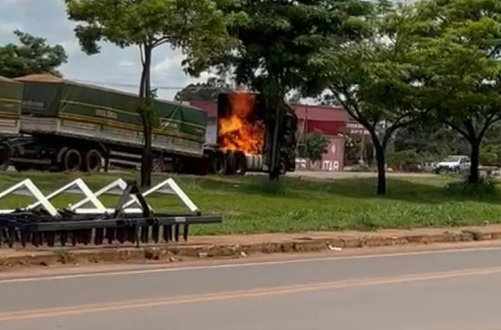 Criminosos ateiam fogo em caminhão