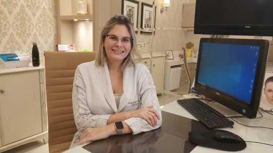 Dra. Manoela Regina Alves Corrêa Barros é Radio-Oncologista e atua no Hospital de Câncer de Mato Grosso, Santa Casa de Cuiabá e Tez Estética Avançada.