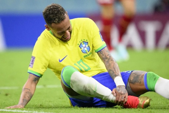 Neymar foi ferido logo no primeiro jogo, ao enfrentar a Sérvia