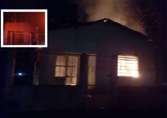 Imagens mostram a casa em chamas, coberta por fumaça.