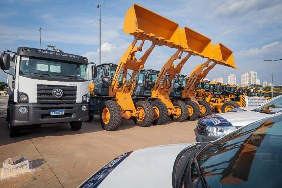 Governador entrega ônibus escolares, veículos, máquinas e equipamentos a municípios